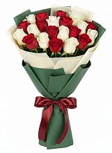 Букет Микс из красных и белых роз в Абакане