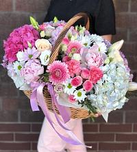 Композиция солнечный день в Абакане Цветочная композиция из Розы, Хризантемы, Пионы и Лизиантусы в корзине в Абакане