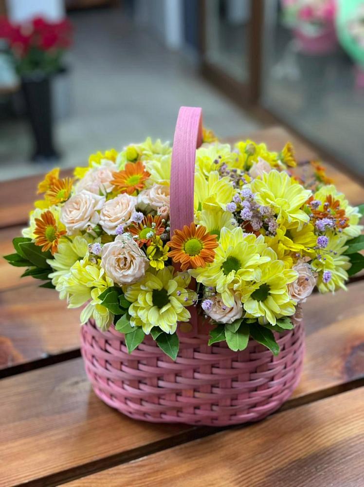Цветочная композиция из Хризантемы и Розы в корзине в Абакане