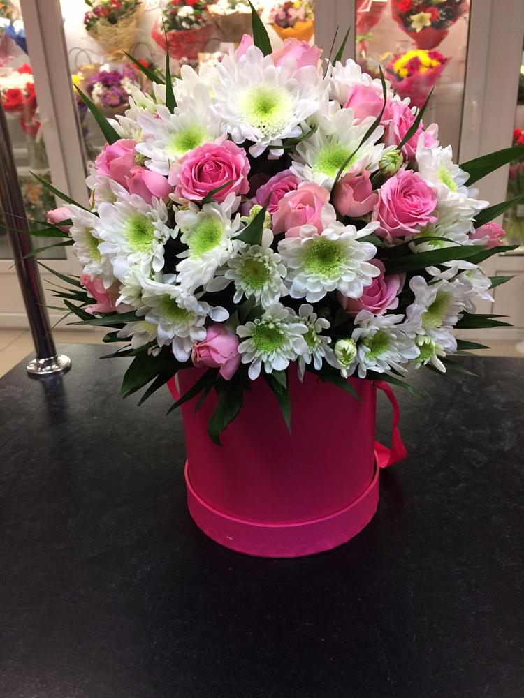 Композиция грация в Абакане Цветочная композиция из Розы и Хризантемы в шляпной коробке в Абакане