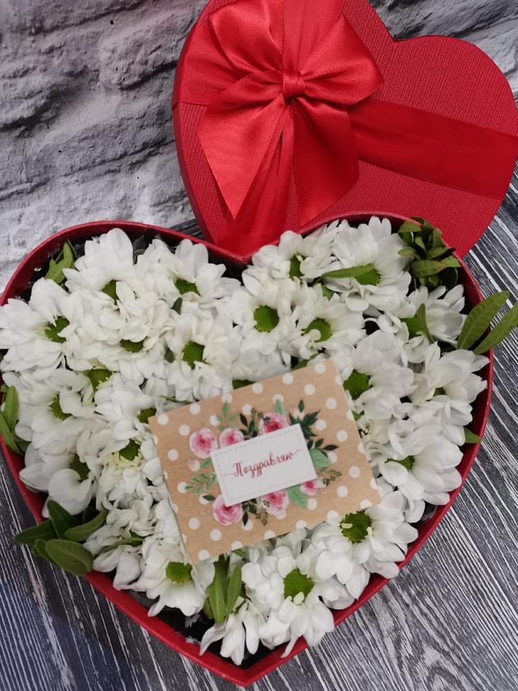 Композиция сплетение судьбы в Абакане Цветочная композиция из Хризантемы в виде сердца в Абакане