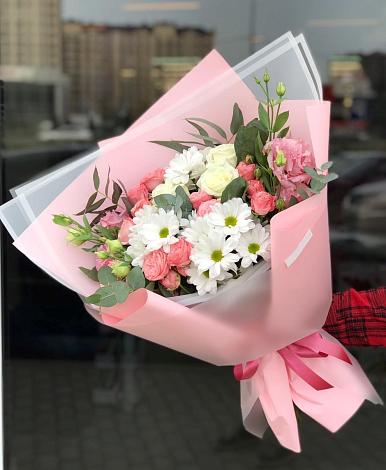 Букет цветов из: Розы, Лизиантусы и Хризантемы в Абакане